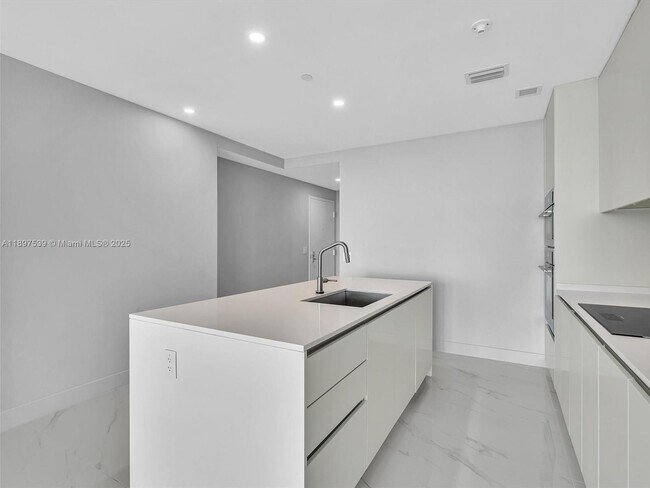 Building Photo - 700 NE 24th St