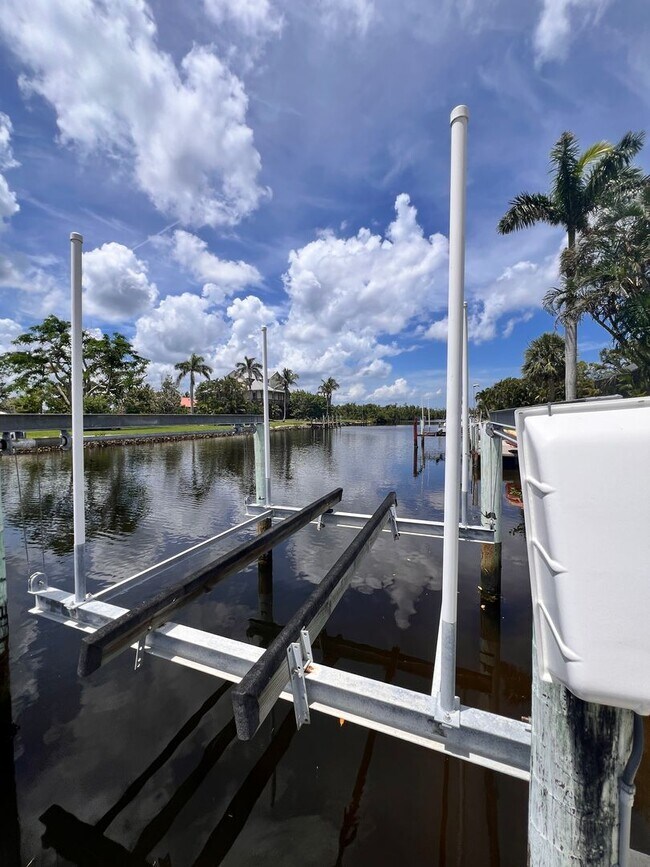 Building Photo - Waterfront Paradise in Punta Gorda Isles –...