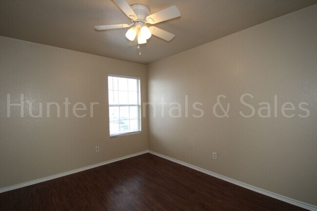 Building Photo - Spacious Three-Bedroom!