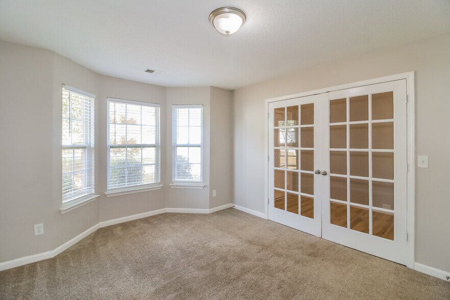 Building Photo - 5884 Bluegrass View