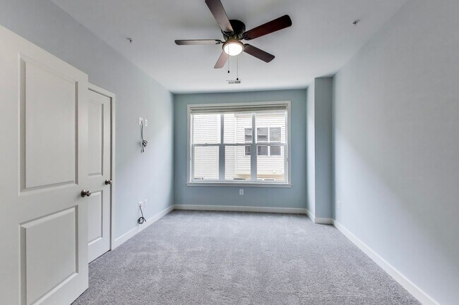 Building Photo - NICE 3BD/3.5BA luxury 4-level townhouse in ROCKVILLE!