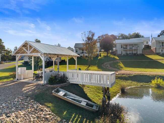 Building Photo - 1925 Lakeshore Dr