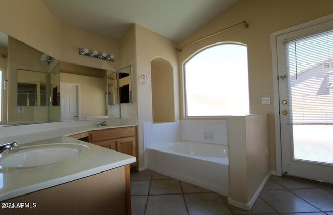 Building Photo - 814 W Morelos St