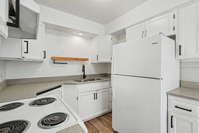Building Photo - 5260-5262 Springcrest Drive