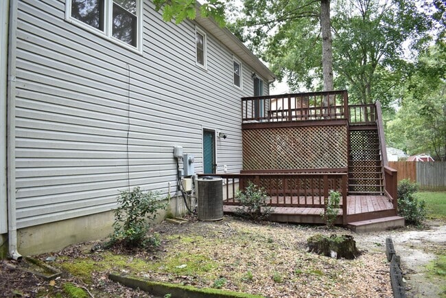 Building Photo - Great Split Foyer In Fredericksburg!