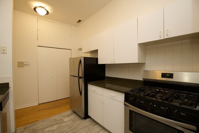 Building Photo - 2464 N Geneva Terrace