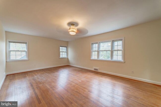 Building Photo - 1239 S Oakcrest Rd