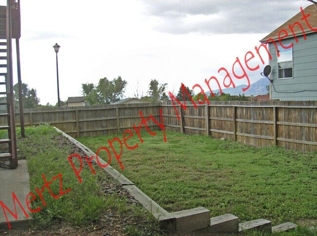 Building Photo - 2215 Lisa Dr