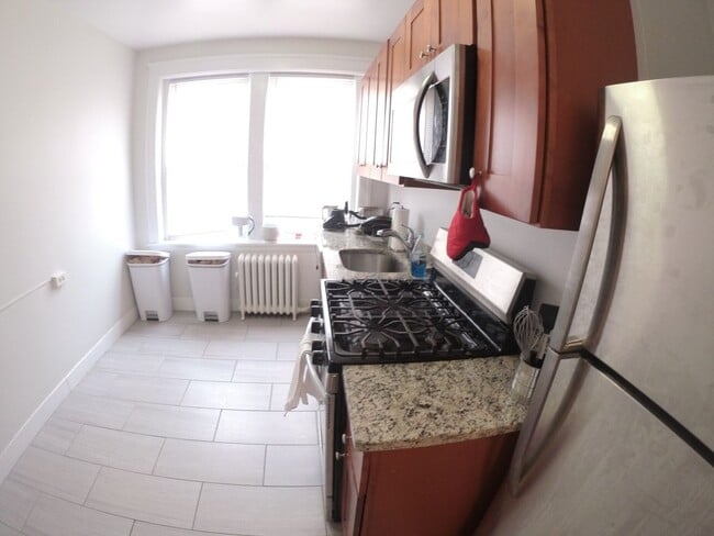 Building Photo - Charming 4 Bedroom-No Broker  Fee
