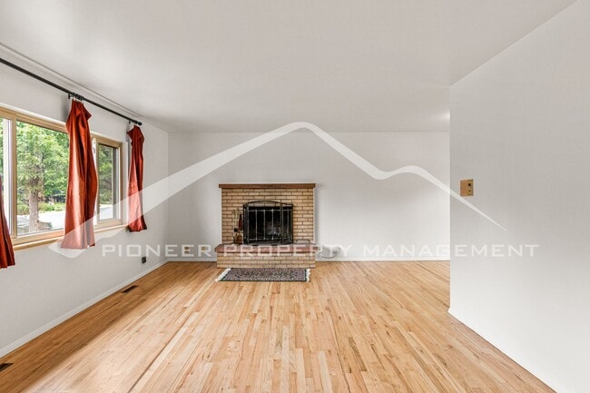 Building Photo - Gorgeous Home with Washer/Dryer and Fenced...