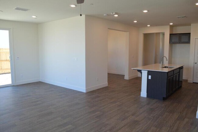 Building Photo - 2465 Pineda Dr