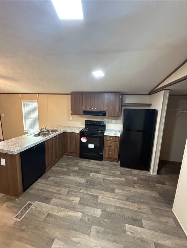 Building Photo - 202 Austin St