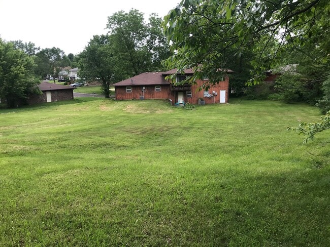 Building Photo - 702-704 Pear Tree Circle