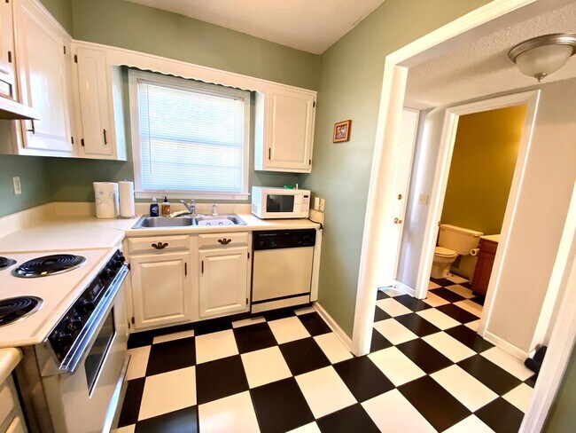 Building Photo - Flexible Lease Term Available for 2 Bed/1.5 Bath Townhome!