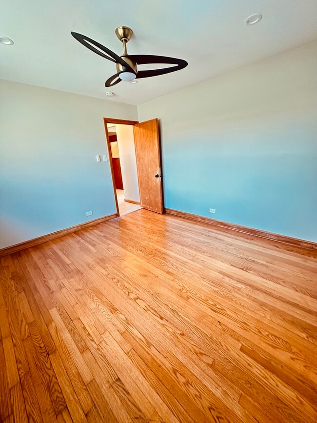 Building Photo - 2823 W 71st St