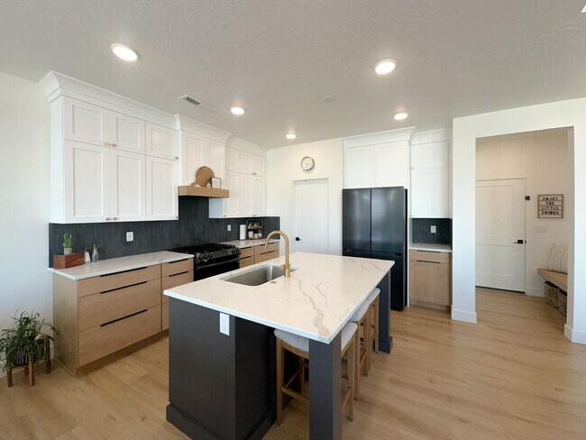 Building Photo - 5741 S Russet Sun Dr