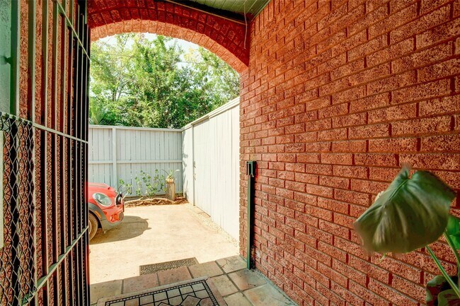 Building Photo - 1001 Bomar St