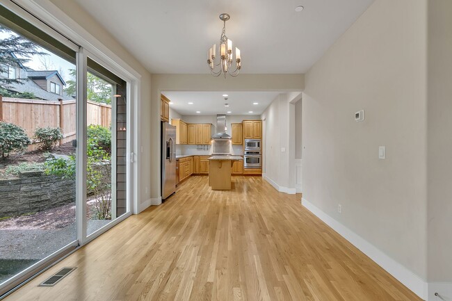 Building Photo - Must see in beautiful Redmond neighborhood