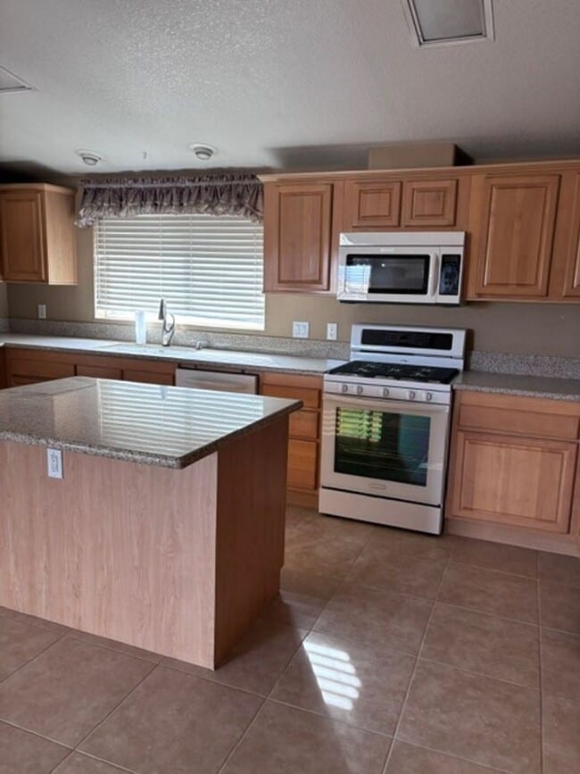 Building Photo - Spacious 3 Bedroom, 2 Bath Home with Large...