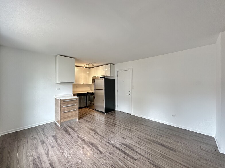 Building Photo - 925 W Carmen Ave