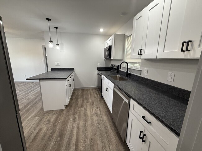 Building Photo - 217 Geren Dr