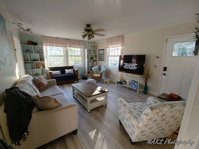 Building Photo - Charming Cottage in Park Circle — Modern Updates, Big Backyard!