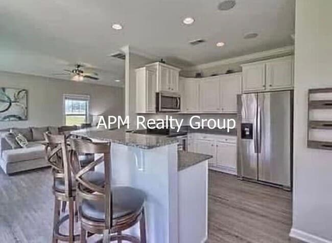 Building Photo - Desirable Chapin Living