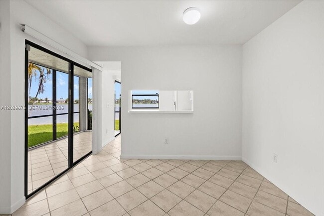 Building Photo - 999 Hamilton Dr