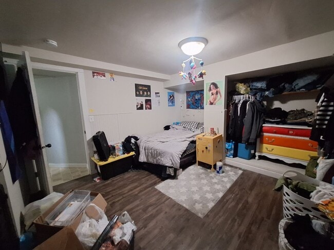 Building Photo - Large 3 Bedroom Open August