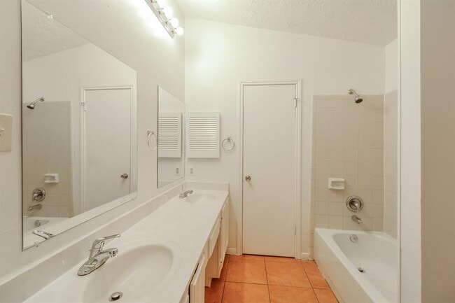 Building Photo - 15230 Loma Paseo Dr