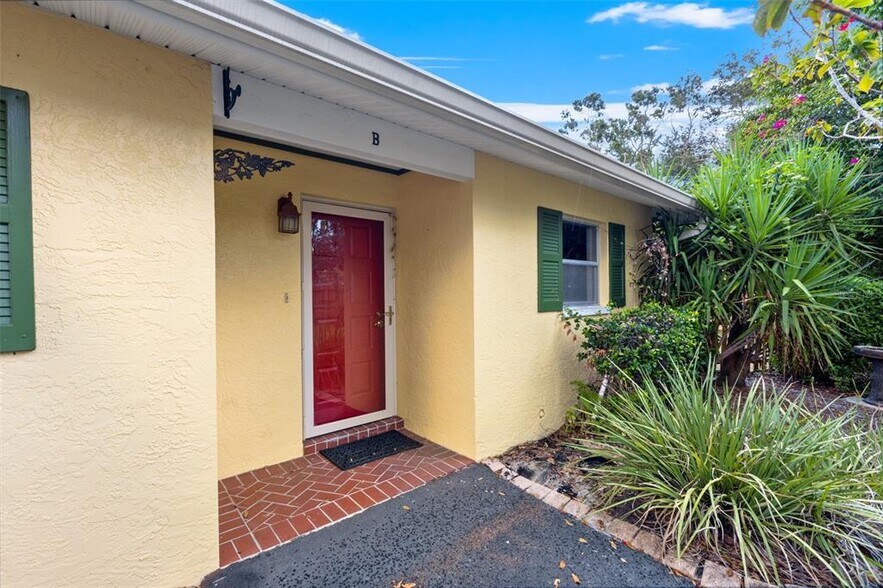 Private Entrance - 6396 27th St N