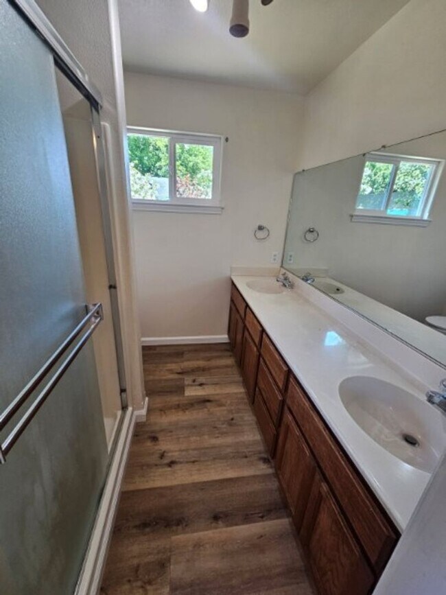 Building Photo - Lakeport Gem for rent