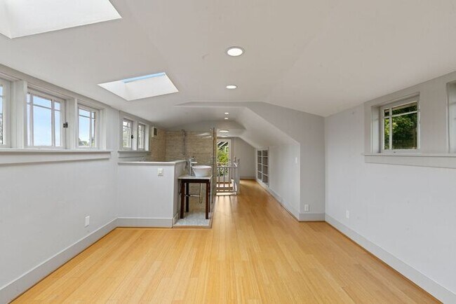 Building Photo - Charming AIR CONDITIONED Leschi Craftsman