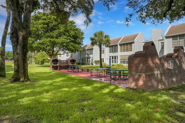 Building Photo - 2920 SW 22nd Ave