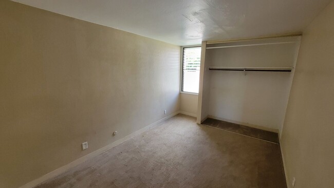 Building Photo - Recently updated 2 Bedroom 1 bath in the  ...