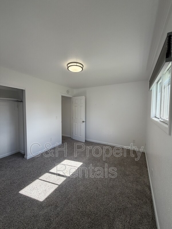 Building Photo - 2520 Lillis Ln