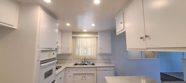 Building Photo - Single Family Home - 4 Bedrooms + 2 Baths....