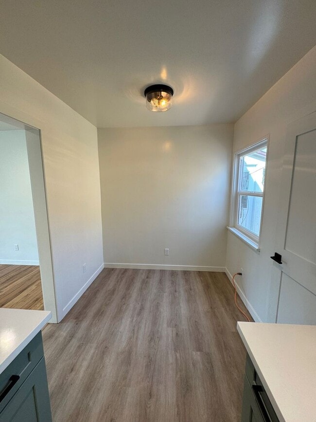 Building Photo - Remodeled Midtown Apartment- Private Washer/Dryer +AC!!
