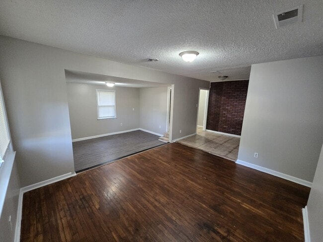 Building Photo - 3906 Hammett Dr