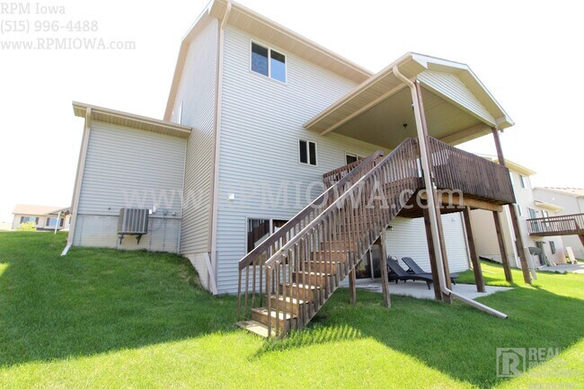Building Photo - OVER 2000 SQ FT!!   5 Bedroom, 3.5 Bath Home in Urbandale
