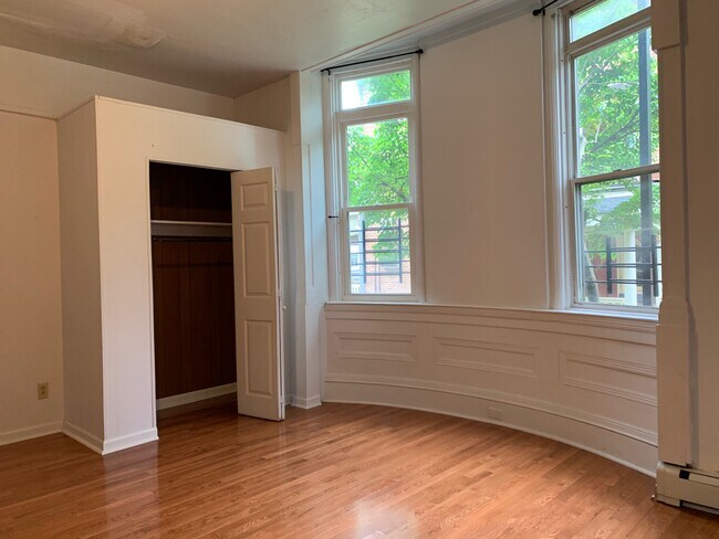 Building Photo - 336 S Graham Ave