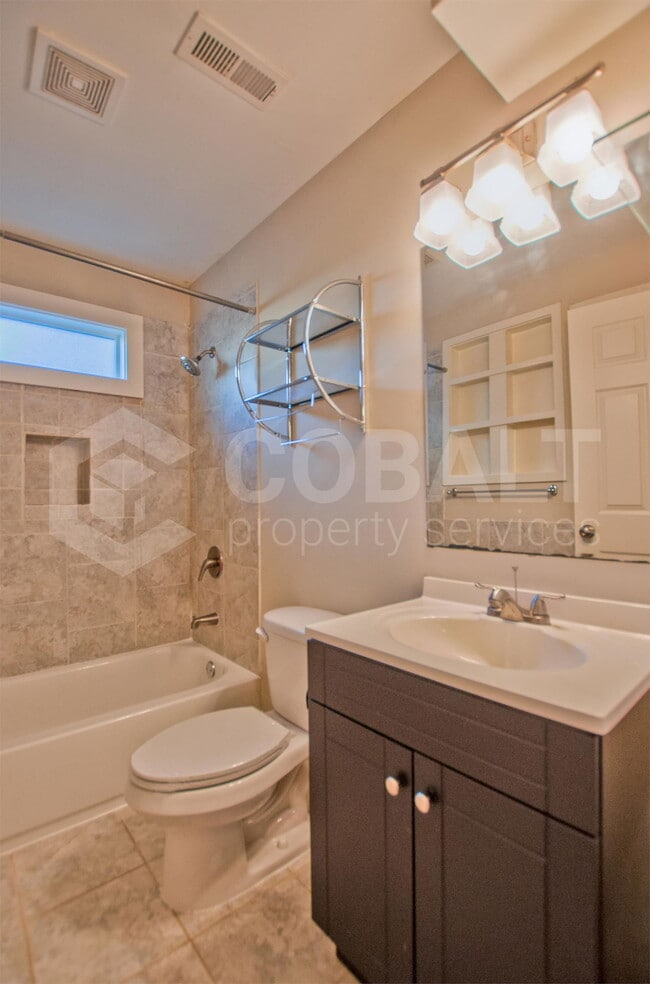 Building Photo - 626 Irwin St NE