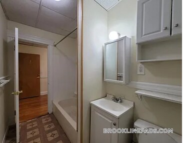 Building Photo - 364 Riverway