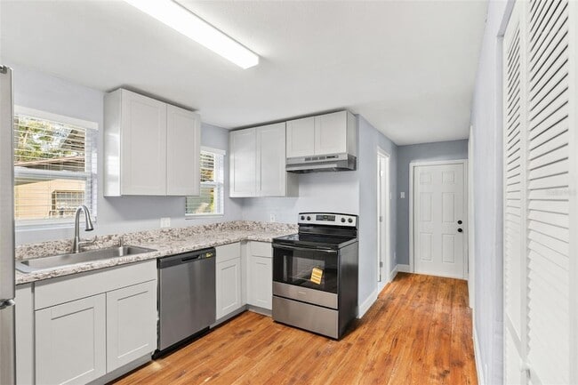 Building Photo - 2725 E Columbus Dr