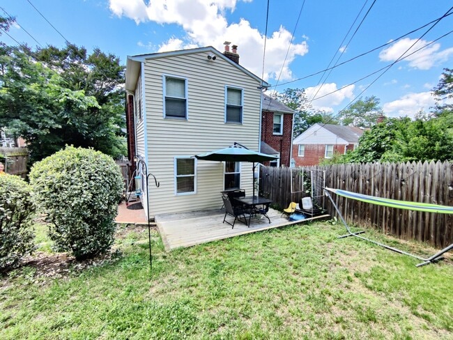 Building Photo - 5837 Edgehill Dr