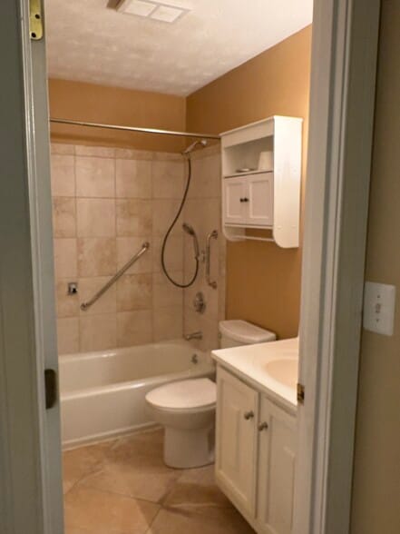 Full Bathroom - 526 East Ave