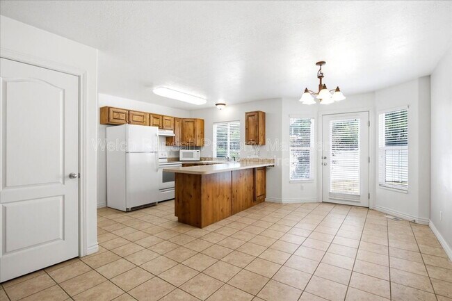 Building Photo - 672 E Clearwater Dr N