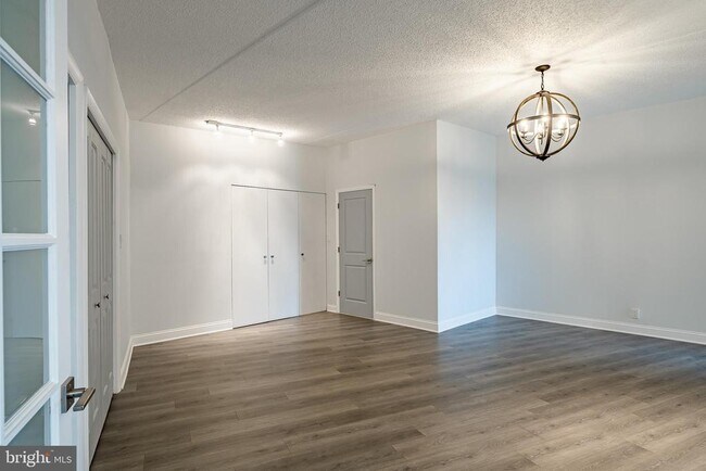 Building Photo - 21510 Valley Forge Cir