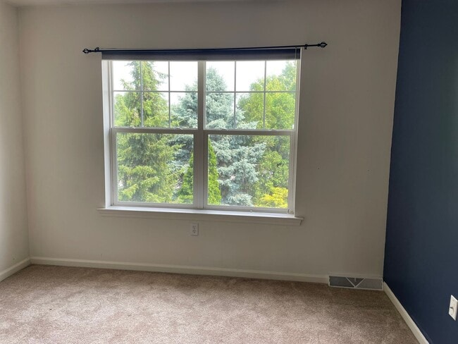 Building Photo - Luxury 3 Bedroom, 1.5 Bathroom End of Row ...
