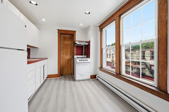 Building Photo - 348 N 6th St